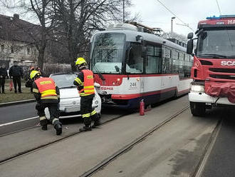 Třemi lehkými zraněními skončila dopravní nehoda na třídě Svobody v Olomouci, kde se srazila…