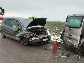 Při střetu osobního vozidla s dodávkou u Šebkovic na Třebíčsku se zranili dva lidé