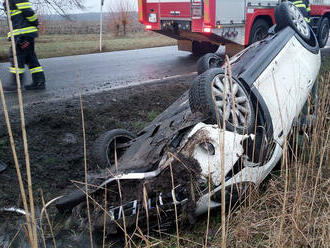 U Černilova zasahují hasiči na silnici č. 308 u nehody osobního a nákladního auta. Osobní vůz…