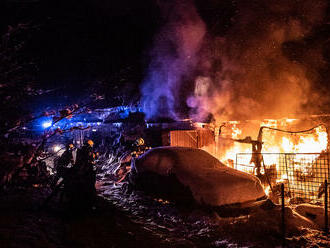 K požáru karavanu v Krásné Lípě dorazily tři jednotky, hasiči zabránili rozšíření plamenů na dům