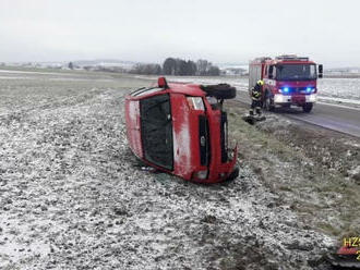 Mezi Osekem a Volduchy havarovalo jedno osobní vozidlo, nehoda se obešla bez zranění.