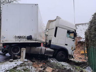 Silnice 20 v obci Lnáře bude kvůli vyprošťování kamionu po dopravní nehodě zcela uzavřena zhruba do…