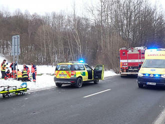 U obce Dolní Bečva srazil osobní automobil chodce, hasiči pomáhali s resuscitací