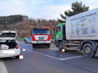 Střet osobního vozidla s popeláři ve Vimperku si vyžádal dvě těžká zranění