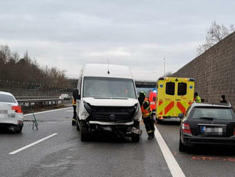 Z důvodu nehody osobního vozu a dodávky na 26,5. kilometru dálnice D5 policisté uzavřeli směr na…