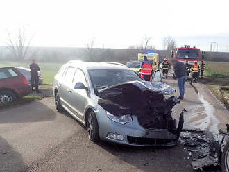 Hasiči zasahovali u nehody čtyř automobilů u obce Šumice, dítěti předali dráčka Záchranáčka