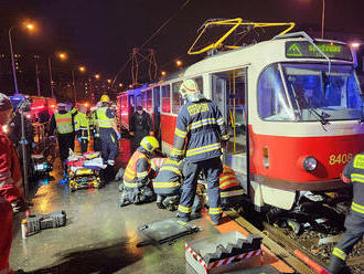 V Plzeňské ulici v Praze zasahují hasiči, zdravotníci a policisté u střetu tramvaje a chodce,…