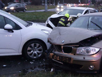 V Hradci Králové, na křižovatce ulic Štefánikova a Zborovská, odstranili hasiči následky dopravní…