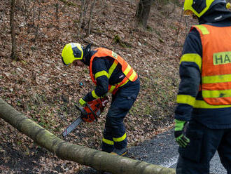 Na východě České republiky odstraňovali profesionální i dobrovolní hasiči následky silného větru