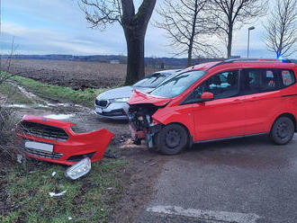 Následky nehody osobního vozidla likvidují hasiči v Zámrsku, směrem na Dobříkov. Řidič narazil do…