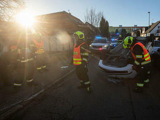 Po nehodě dvou aut v Praze 8 zůstalo jedno na střeše, hasiči nehodu zajistili a vozidlo vrátili zpět na kola