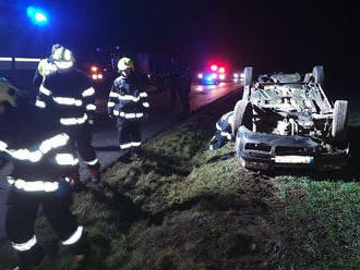 Hasiči zasahovali u nehody v Tuněchodech, kde skončil osobní automobil na střeše. Osoby byly v době…