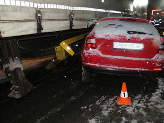 U Nového Města zemřela po střetu s nákladním automobilem řidička osobního vozu