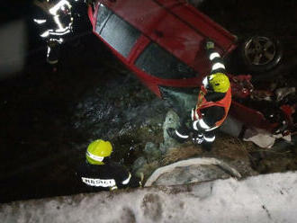 V Horním Maršově – Temném Dole havarovalo v noci auto do koryta řeky. Hasiči zabezpečili vůz proti…