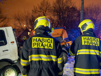 Hasiči z Petřin, Smíchova a Řeporyj vyjeli k nahlášené multikáře, která uvízla ve svahu a hrozila…