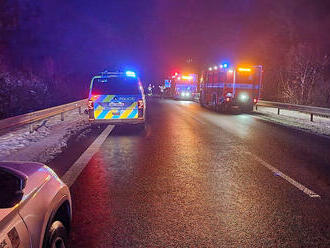 Tragická nehoda uzavřela tah na Vídeň, čelní střet dvou osobních vozidel si vyžádal lidský život