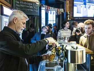 Generál z masa a kostí točil pivo a hrál šipky se studenty