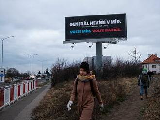 Lehce objevitelné poselství Babišových billboardů