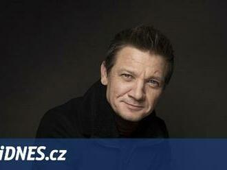 Herec Jeremy Renner je v kritickém stavu. Zranil se při odklízení sněhu