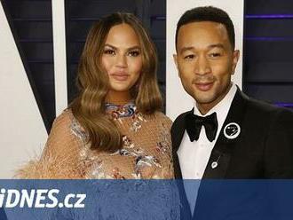 Modelka Teigenová a zpěvák John Legend se dočkali vytouženého dítěte