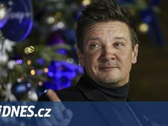 Herec Jeremy Renner podstoupil operaci, stále je ve vážném stavu