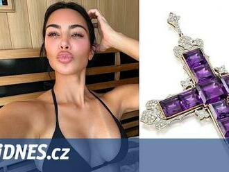 Kim Kardashianová vydražila za miliony luxusní šperk po princezně Dianě