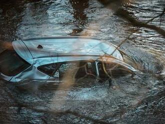 VIDEO: Neobvyklý nález. Žena při procházce našla uprostřed řeky opuštěné auto