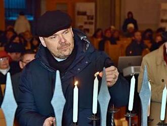 OBRAZEM: Ve Staré synagoze hořely svíce za Židy transportované do Terezína