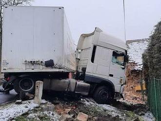 Ledovka na jihu. Ve Lnářích boural kamion do domu, u Třeboně havarovali popeláři