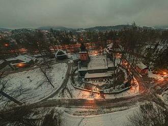 FOTO: Večerní Valašské muzeum v přírodě nejen z výšky. Je úchvatné. Podívejte se