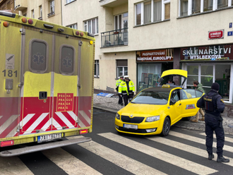 V Praze se samovolně rozjelo taxi a srazilo chodkyni. Ta nehodu nepřežila