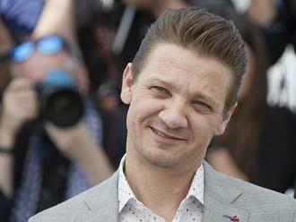 Jeremy Renner sdílel první fotografii z nemocnice. Poděkoval lidem za podporu