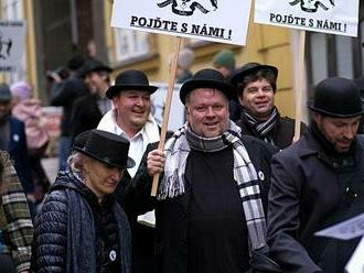 VIDEO: Pochod švihlé chůze prošel poprvé historickým centrem Kutné Hory