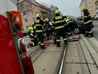 VIDEO: Srážka tramvaje a osobního auta v Praze. Zraněné museli vyprostit