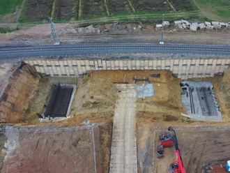 VIDEO: Záběry z dronu. U Opatovce roste železniční most pro neexistující dálnici