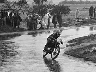 V dešti i prachu. Podívejte se na historii motocyklových závodů ve Znojmě