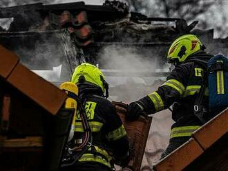 VIDEO: Požár zachvátil střechu rodinného domu, škoda přesáhla dva miliony korun