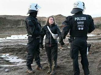 Aktivisté protestovali proti těžbě u Lützerathu. Policie zadržela i Thunbergovou