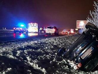 Nehody, uvízlé kamiony i spadlé stromy. Sníh komplikoval dopravu v kraji