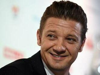 Americký herec Jeremy Renner byl po vážné nehodě propuštěn z nemocnice