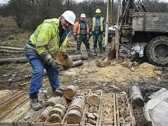 Stavbu mostu u Žiželic ztěžuje delta pravěké řeky. V údolí vrtají geologové