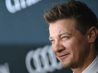 Americký herec Jeremy Renner podstoupil operaci. Zůstává ve vážném stavu