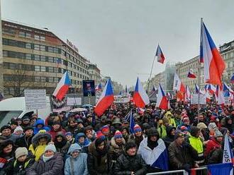 Stovky lidí v Praze žádaly demisi vlády. Organizátora demonstrace polili barvou