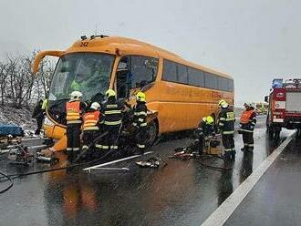 Střet auta s autobusem u Rané na Lounsku si vybral krutou daň. Řidič zahynul