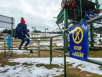 Skiareály v Česku úpí, mají málo sněhu a hodně úvěrů. Finančníka Rattaje zachraňuje rakouský ledovec i Špindl