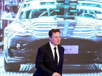 Elon Musk pořádá povánoční výprodej Tesel. O jeho auta není takový zájem, nabízí slevu až 20 procent