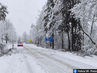 ŠOFÉRI, buďte opatrní: Na východe Slovenska husto SNEŽÍ! Komplikuje to dopravu, FOTO