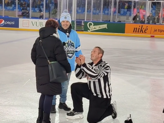 VIDEO: Dojímavá romantika na Winter Games! Čiarový rozhodca požiadal na ľade priateľku o ruku