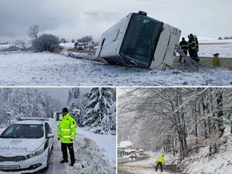 SNEŽENIE spôsobilo kolaps v doprave: Prevrátené autobusy, padnuté stromy, neprejazdné cesty