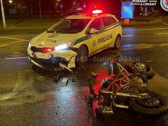 HROZIVO vyzerajúca nehoda policajtov: Zrazili sa s motorkárom, no ten im UŠIEL...